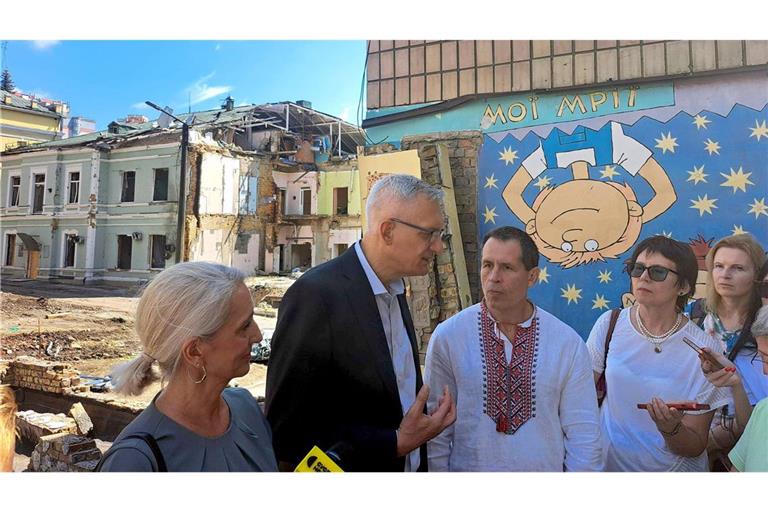 Der deutsche Botschafter Martin Jäger (2.v.l-r) steht  am Ort eines Raketeneinschlags auf dem Gelände eines Krankenhauses.