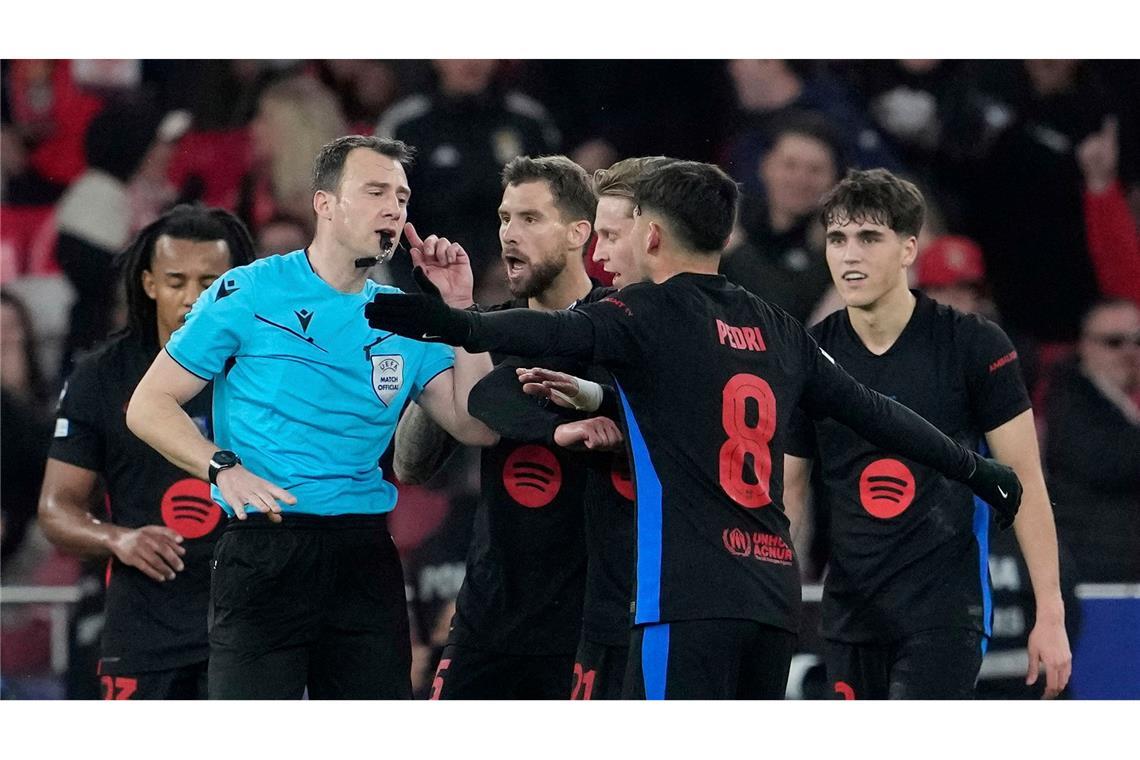 Der deutsche Schiedsrichter Felix Zwayer (2.v.l) hatte beim Spiel Benfica gegen Barcelona alle Hände zu tun.