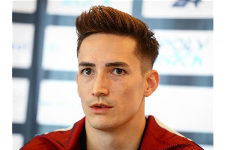 Der Deutsche Turner Marcel Nguyen sitzt bei einer Pressekonferenz. Foto: Christoph Schmidt/dpa/Archivbild