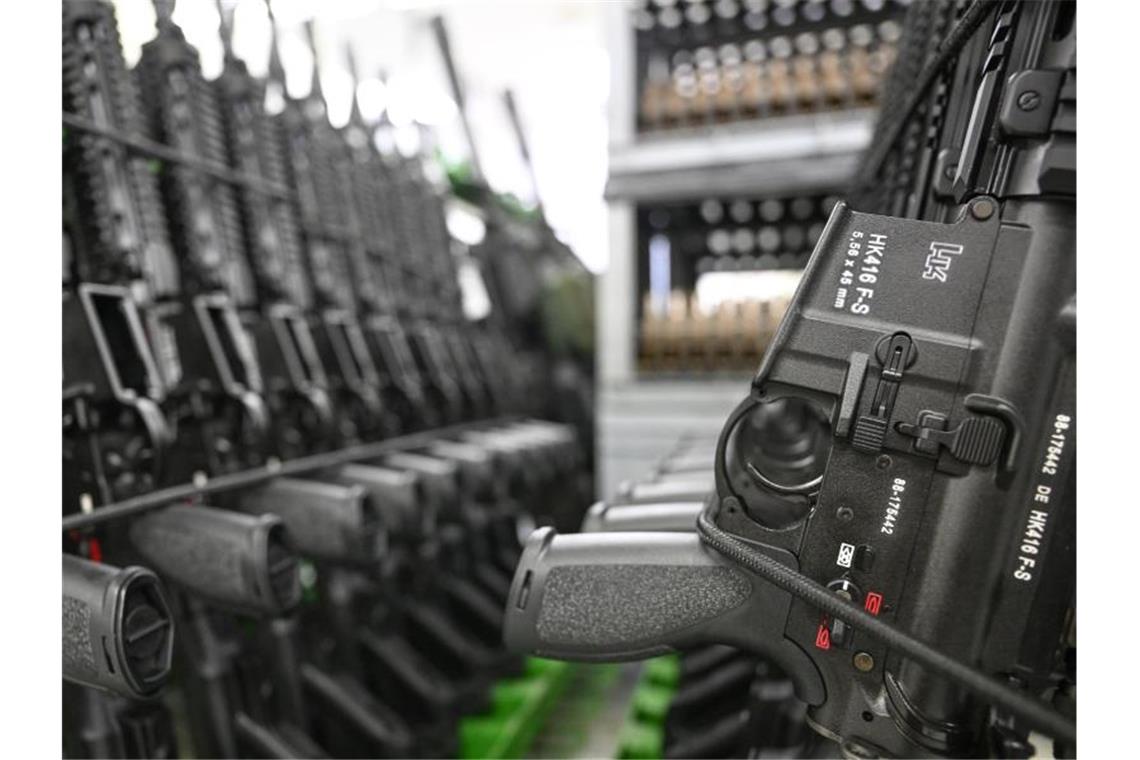 Waffenschmiede Heckler & Koch macht deutlich mehr Gewinn Der deutsche Waffenhersteller Heckler & Koch ist bekannt für seine Sturmgewehre. Foto: Bernd Weißbrod/dpa