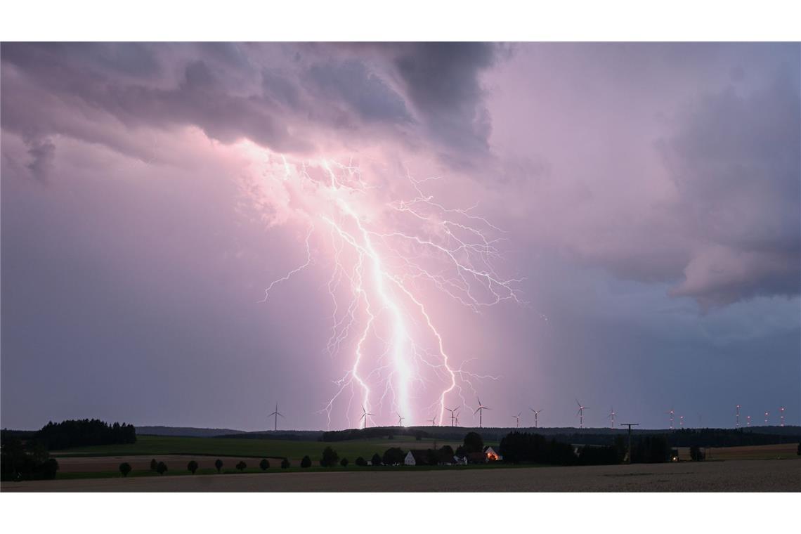 Der Deutsche Wetterdienst warnt am Mittwoch vor Unwettern. (Symbolbild)