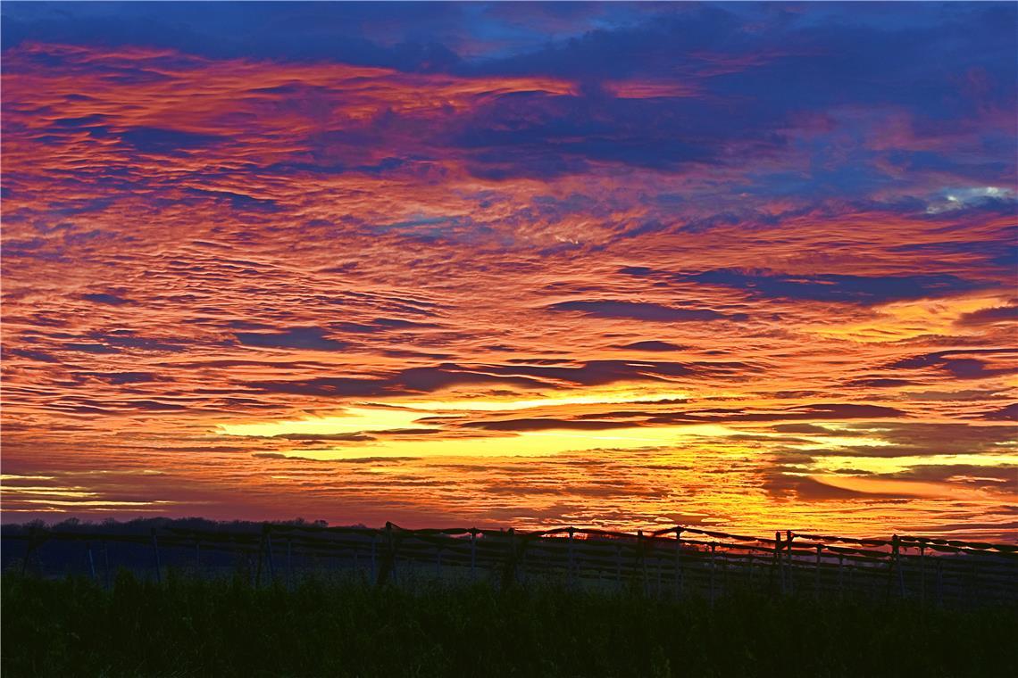 Der Dezember konnte oft mit traumhaften Sonnenuntergängen aufwarten. Dieser wurde über Burgstetten fotografiert.  Foto: Tobias Sellmaier