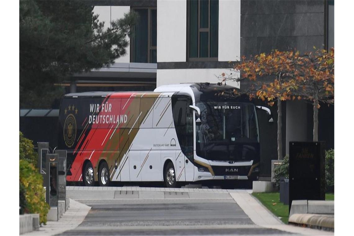 Corona-Schreck für Flick: Fall Süle bringt nächsten Wirbel Der DFB-Mannschaftsbus steht vor dem Team-Hotel. Foto: Swen Pförtner/dpa