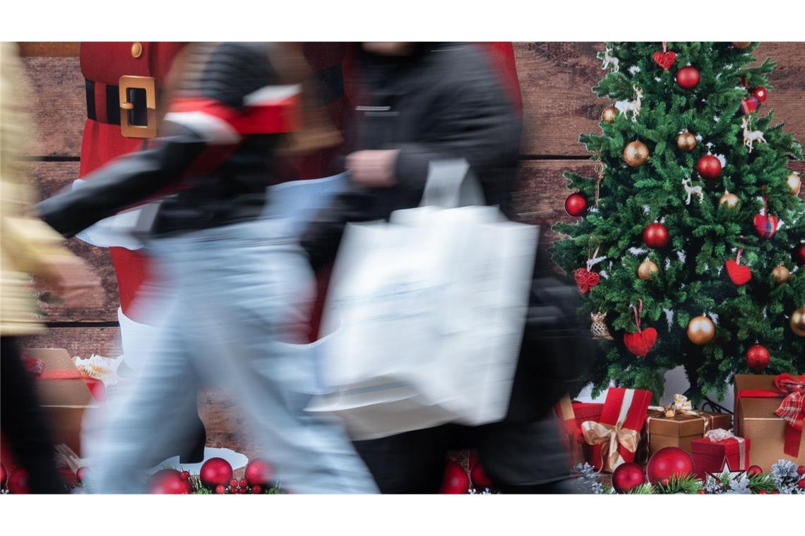 Der Dieb stahl den Weihnachtsbaum vor einem Ladeneingang. (Symbolbild)