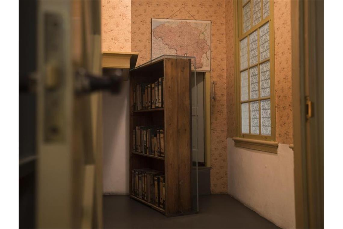 Jüdischer Notar soll Anne Frank an Nazis verraten haben Der Durchgang zu einem geheimen Anbau ist in der Dauerausstellung im Anne-Frank-Haus in Amsterdam zu sehen. Über zwei Jahre lang versteckten sich die Familie Frank und weitere Familien in einem Versteck an der Prinsengracht 263. Foto: Peter Dejong/AP/dpa