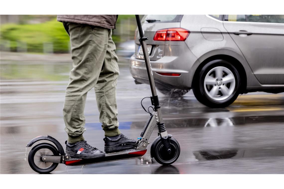 Der E-Scooter-Fahrer stieß mit einem 75-Jährigen Fußgänger zusammen. (Symbolbild)