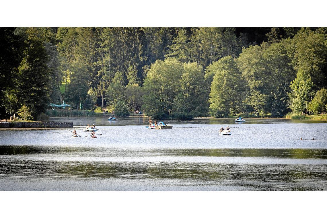 Der Ebnisee ist bei Kanu- und Bootsfahrern gleichermaßen beliebt.