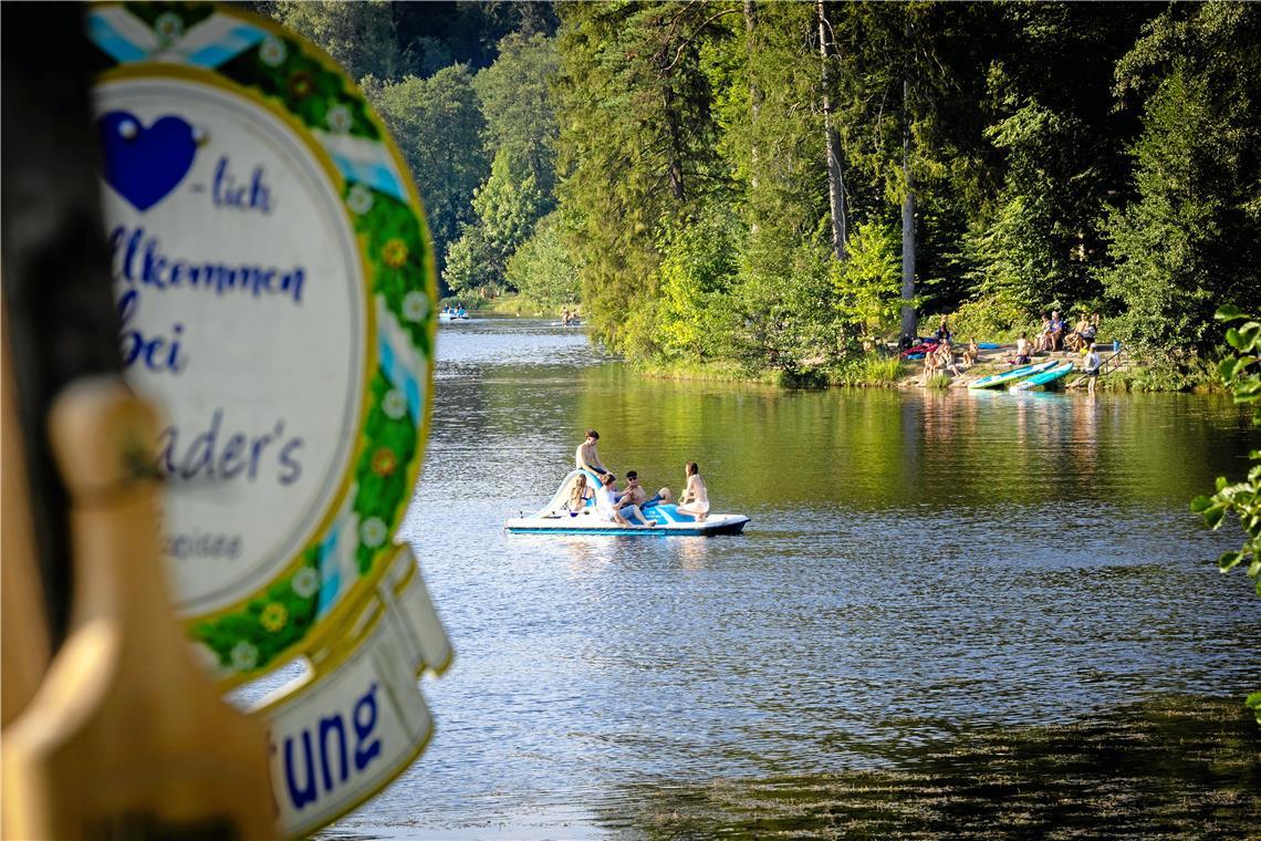 Der Ebnisee lädt zum Tretbootfahren ein.