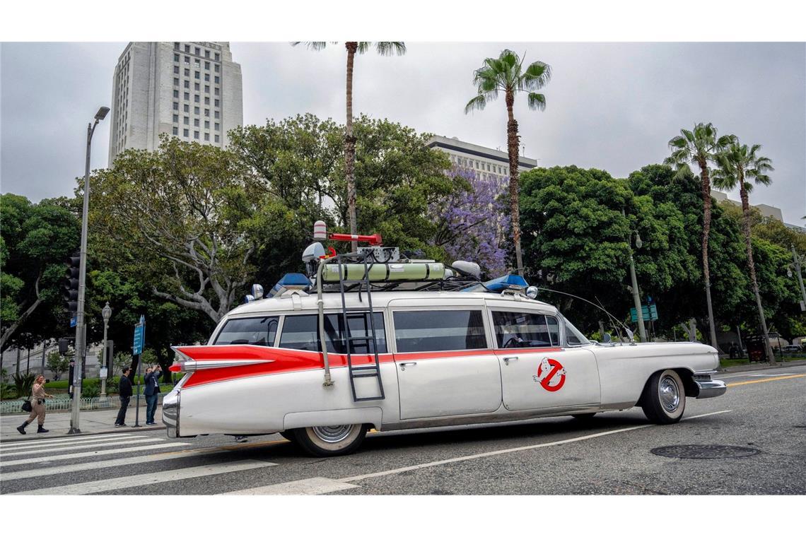 Der Ecto-1, ein Cadillac Miller-Meteor Sentinel aus dem Jahr 1959, der im Film Ghostbusters von 1984 verwendet wurde, ist vor dem Rathaus von Los Angeles zu sehen. Der Stadtrat von Los Angeles hat den 8. Juni während einer Zeremonie im Rathaus offiziell zum Ghostbusters-Tag in L.A. erklärt.