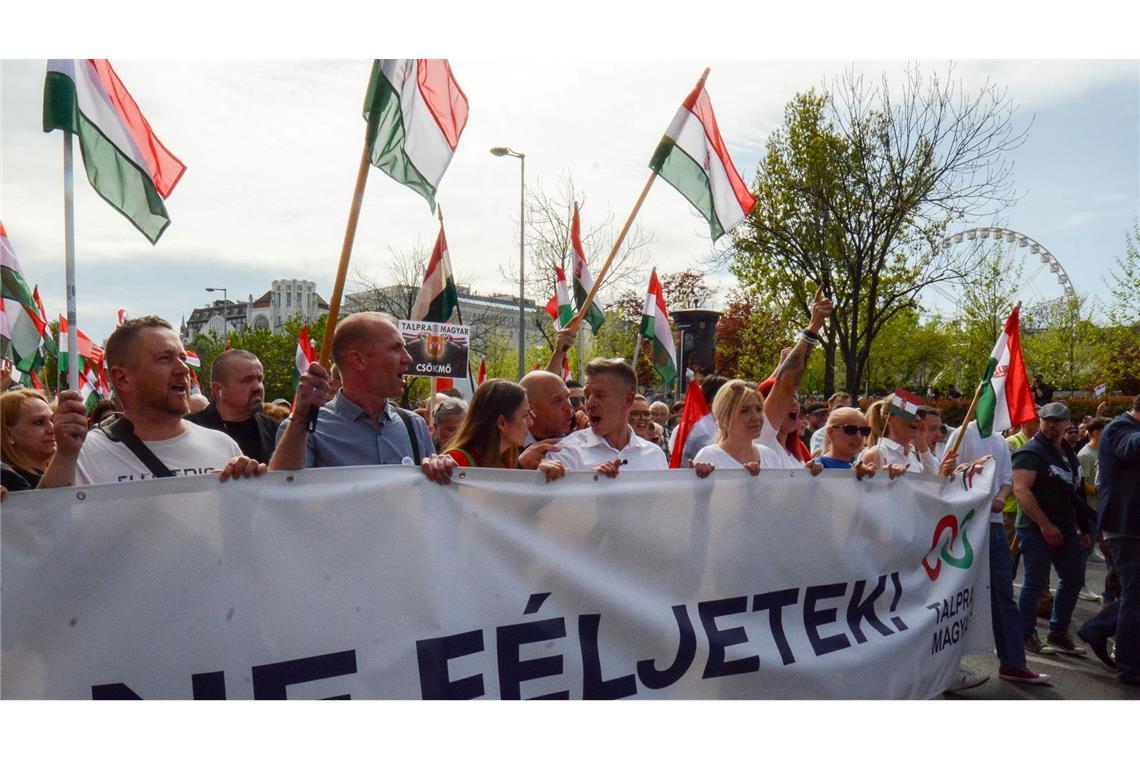 Der ehemalige Insider der ungarischen Regierungspartei Fidesz, Peter Magyar (M.), führt in Budapest eine Demonstration gegen den ungarischen Ministerpräsident Viktor Orban an.