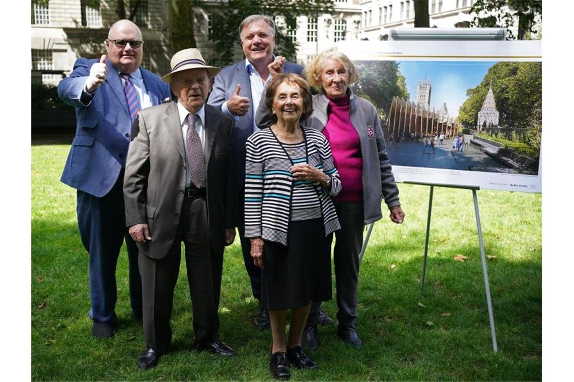 Holocaust-Überlebende ist zum 35. Mal Uroma geworden Der ehemalige konservative Abgeordnete Eric Pickles (links) und der frühere Erziehungsminister Ed Balls posieren mit den Holocaust-Überlebenden Sir Ben Helfgott, Lily Ebert (2. v. r.) und Susan Pollack (Archivbild). Foto: Yui Mok/PA Wire/dpa