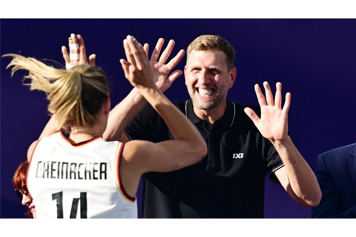 Der ehemalige NBA-Star Dirk Nowitzki feiert in Paris mit Sonja Greinacher den Sieg der deutschen 3x3-Basketballerinnen über Kanada und ihren Einzug ins Finale. Eine Medaille ist dem Team bereits sicher.