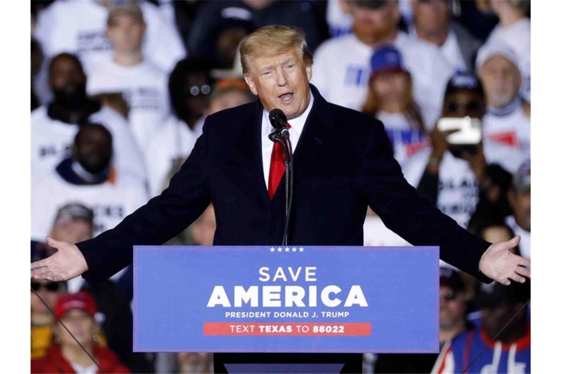 Kapitol-Erstürmung: Trump stellt Begnadigungen in Aussicht Der ehemalige Präsident Donald Trump spricht bei einer Kundgebung. Foto: Jason Fochtman/Houston Chronicle via AP/dpa