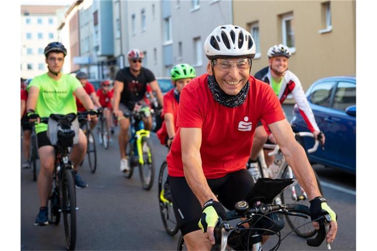 Der ehemalige Radrennfahrer Ortwin Czarnowski fährt vorne weg. Foto: Sebastian Gollnow/dpa/Archivbild