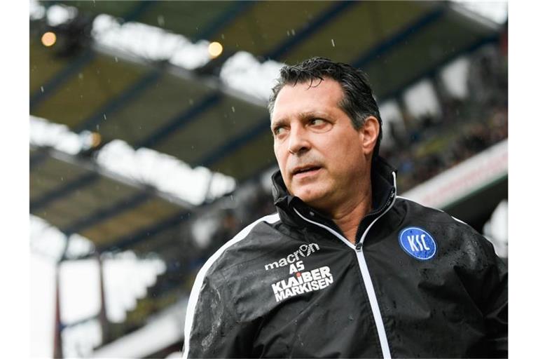 Der ehemalige Trainer des Karlsruher SC, Alois Schwartz, kommt vor dem Spiel ins Stadion. Foto: Tom Weller/dpa/Archivbild