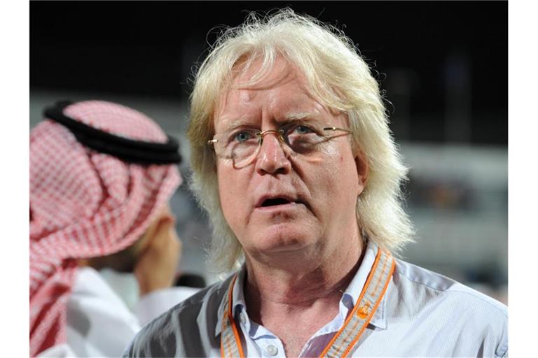 Der ehemalige·Bundesliga-Trainer Winfried Schäfer steht vor Spielbeginn am Spielfeldrand. Foto: Marcus Brandt/dpa/Archivbild