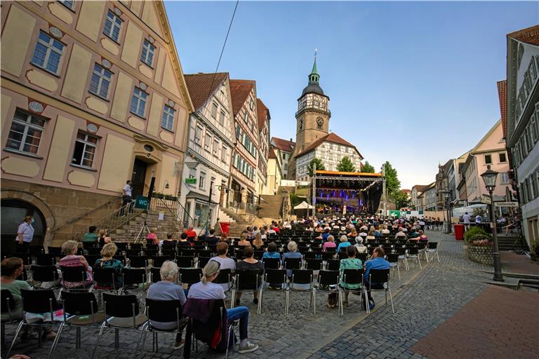 Der Eindruck, es geht viel ruhiger zu als in früheren Jahren, hängt auch mit den streng eingehaltenen Abstandsregeln zusammen. Trotzdem waren die Besucher glücklich über das lang vermisste Angebot.