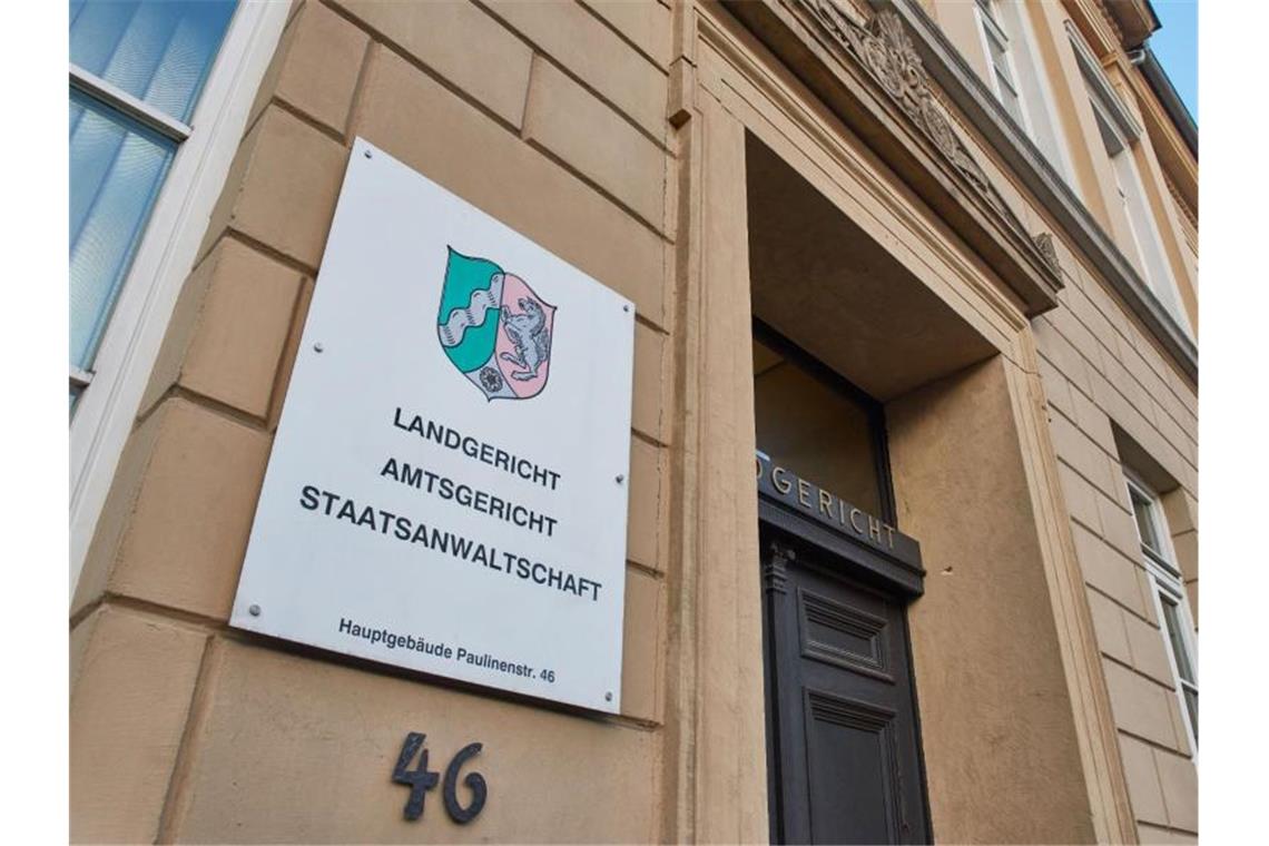 Raubzug durch mehrere Bundesländer: Viereinhalb Jahre Haft Der Eingang zum Landgericht in Detmold ist zu sehen. Foto: Bernd Thissen/dpa/Archivbild
