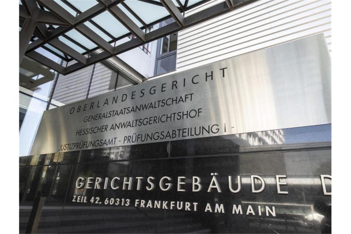 Mutmaßlicher PKK-Anführer kommt in Frankfurt vor Gericht Der Eingang zum Oberlandesgericht in Frankfurt. Foto: Boris Roessler/dpa