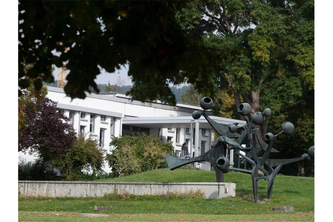 Der Eingangsbereich der Psychatrischen Klinik am Weissenhof in Weinsberg. Foto: Bernd Weißbrod/dpa