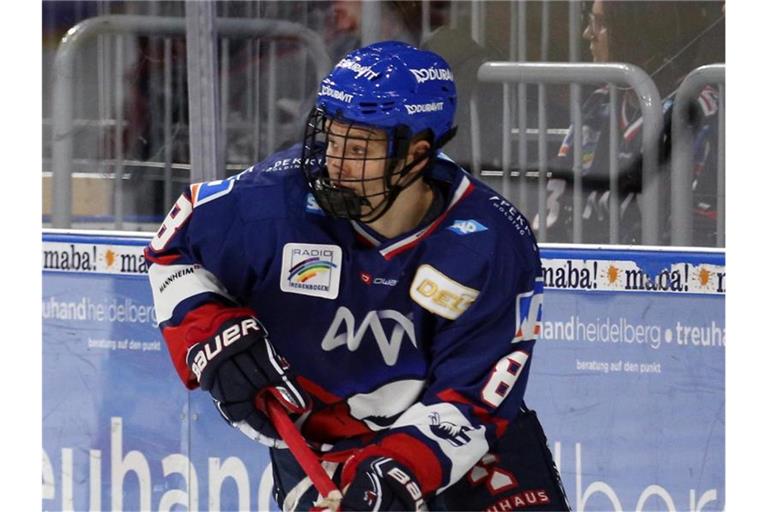 Der Eishockeyspieler Tim Stützle in Aktion. Foto: Michael Deines/dpa/Archivbild