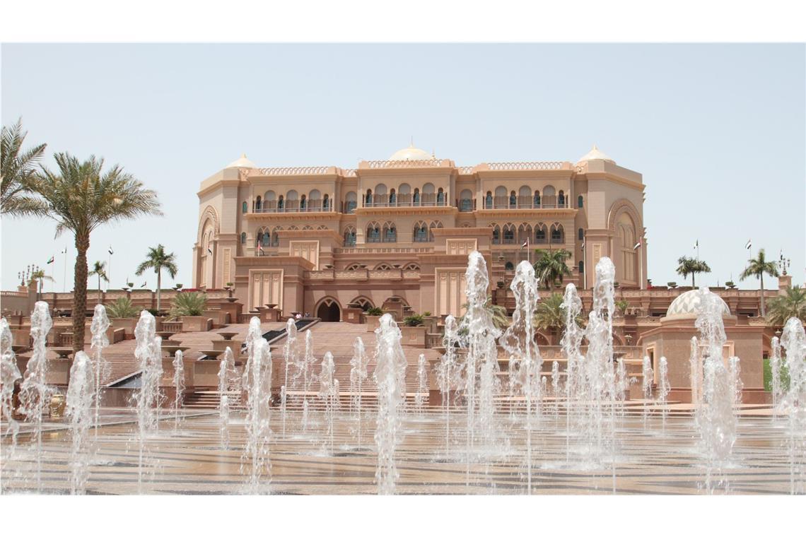 Der Emirates Palace in der emiratischen Hauptstadt Abu Dhabi belegt Platz zehn in unserer Liste der teuersten Gebäude weltweit. Umgerechnet 3,5 Milliarden Euro soll das Luxushotel gekostet haben. Die Gäste des 5-Sterne-Hotels werden in Coral-, Pearl- und Diamond-Gäste aufgeteilt. Jedem Gast steht dabei ein privater Butler zur Verfügung.