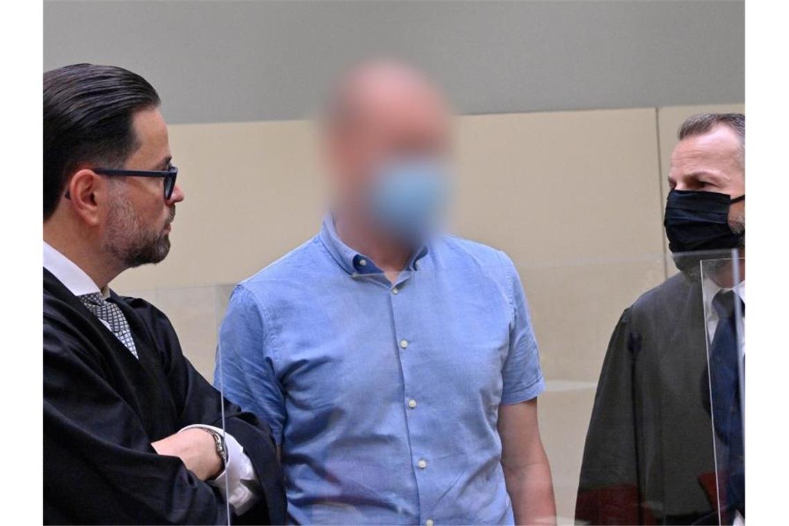Doping-Prozess: Mark S. zu knapp fünf Jahren Haft verurteilt Der Erfurter Arzt Mark S. (M) wurde zu einer Haftstrafe verurteilt. Foto: Peter Kneffel/dpa