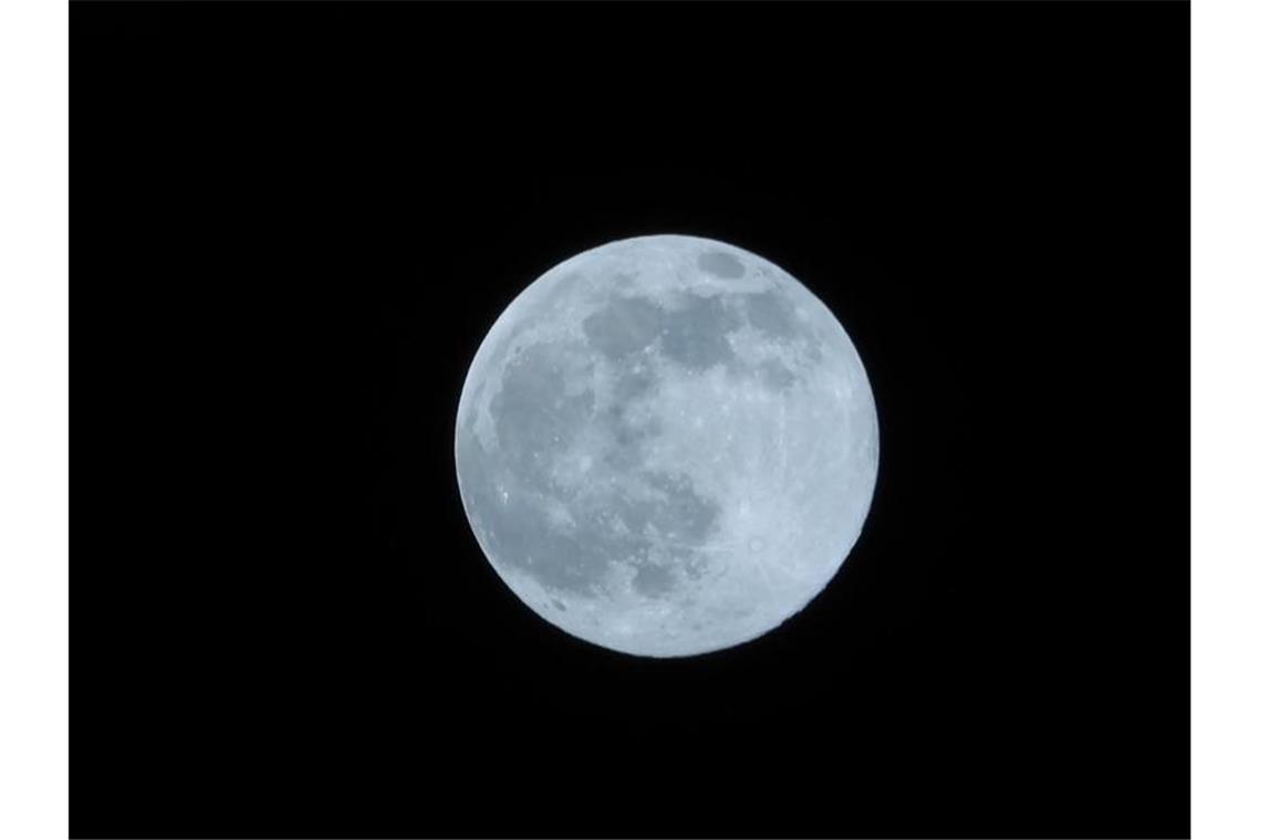 Nasa: Teil von SpaceX-Rakete könnte in den Mond krachen Der erste Vollmond des Jahres. Ein Teil einer SpaceX-Rakete könnte laut US-Raumfahrtbehörde Nasa Anfang März mit dem Himmelskörper zusammenstoßen. Foto: Thomas Lindemann/TNN/dpa