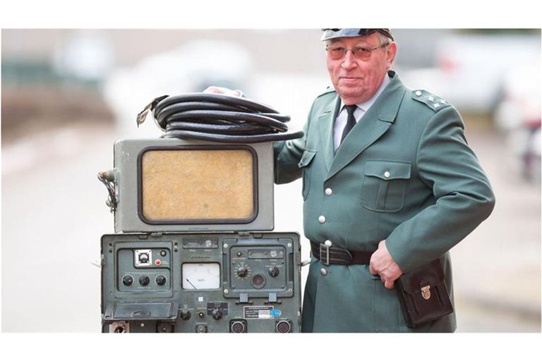 Der Erste Vorsitzende  des Deutschen Polizeimuseums in Salzkotten (Nordrhein-Westfalen), der ehemalige Polizist Felix Hoffmann, demonstriert in Original-Uniform den Umgang mit dem Radargerät VRG2 von Telefunken aus dem Jahr 1959. Parallel mit anderen Geräten wurde diese Ur-Radarfalle bis in die 1980er Jahre genutzt.