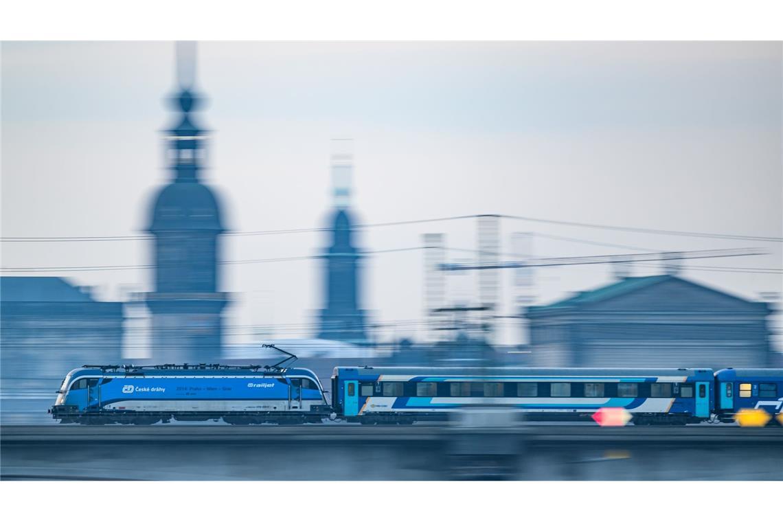 Der Eurocity passiert auf seinem Weg unter anderem Dresden. (Archivbild)