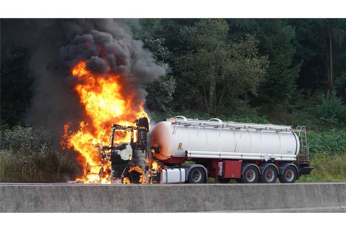 Der Fahrer konnte sich aus dem Lkw retten.