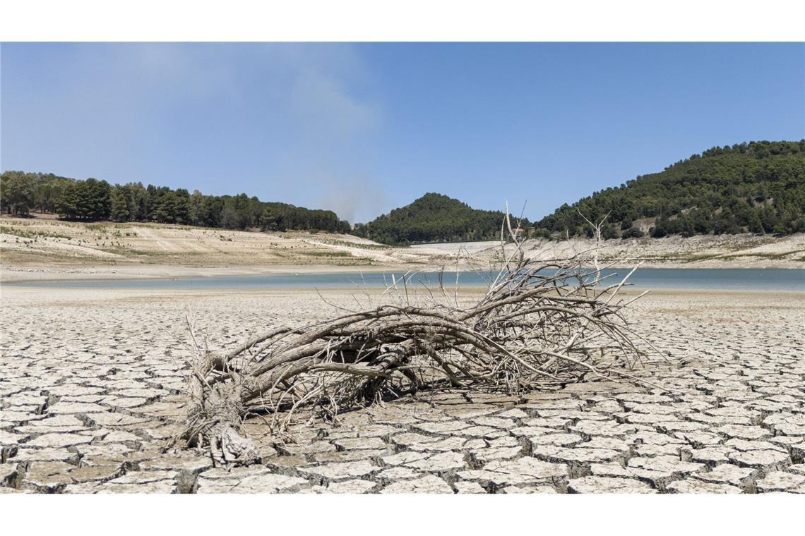 Der Fanaco-See, der einen großen Teil des südlichen Siziliens mit Wasser versorgt, zeigt im Juli 2024 einen extrem niedrigen Wasserstand nach einem Winter mit sehr wenigen Niederschlägen. (Archivbild)