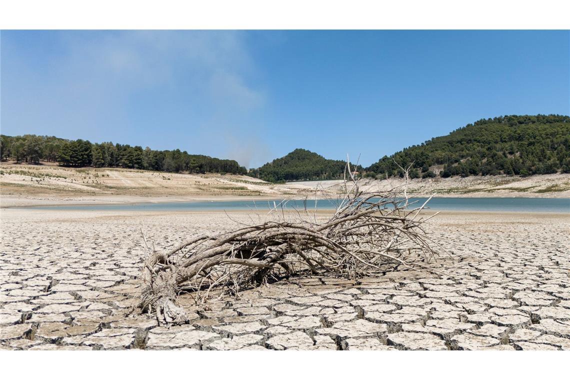 Klima 2024: Europa war extrem nass und trocken gleichzeitig Der Fanaco-See in Sizilien hat einen extrem niedrigen Wasserstand nach einem sehr trockenen Winter.