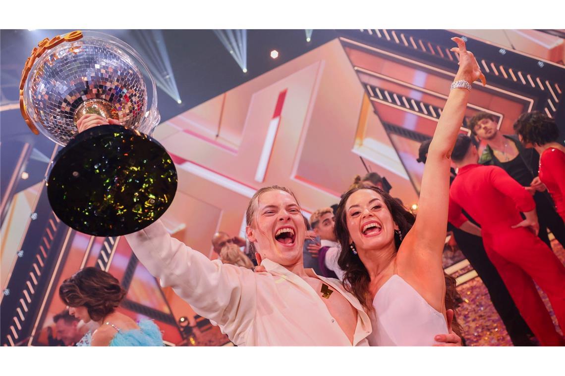 Der Favorit Gabriel Kelly, Sänger, freut sich mit Tanzpartnerin Malika Dzumaev über den Sieg und den Titel "Dancing Star 2024".