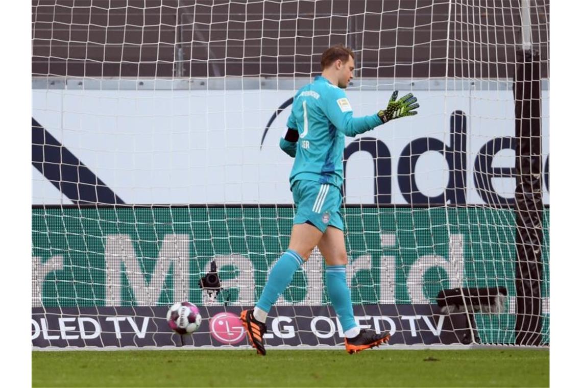 Bayern schwächeln im Titelkampf - Weckruf von Rummenigge Der FC Bayern um Nationaltorhüter Manuel Neuer verlor in Frankfurt. Foto: Arne Dedert/dpa