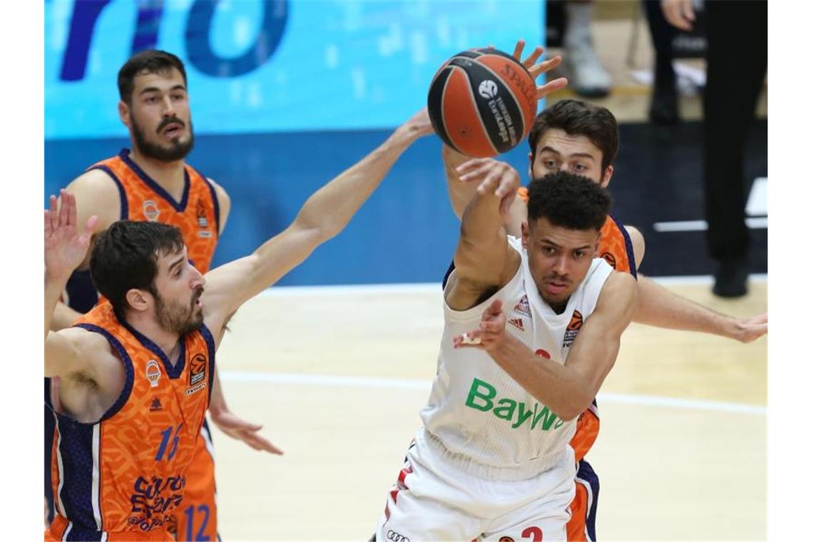 Bayern-Basketballer verpassen vorzeitigen Playoff-Einzug Der FC Bayern um Starspieler Wade Baldwin IV (r) verlor in Valencia. Foto: Alberto Saiz/dpa