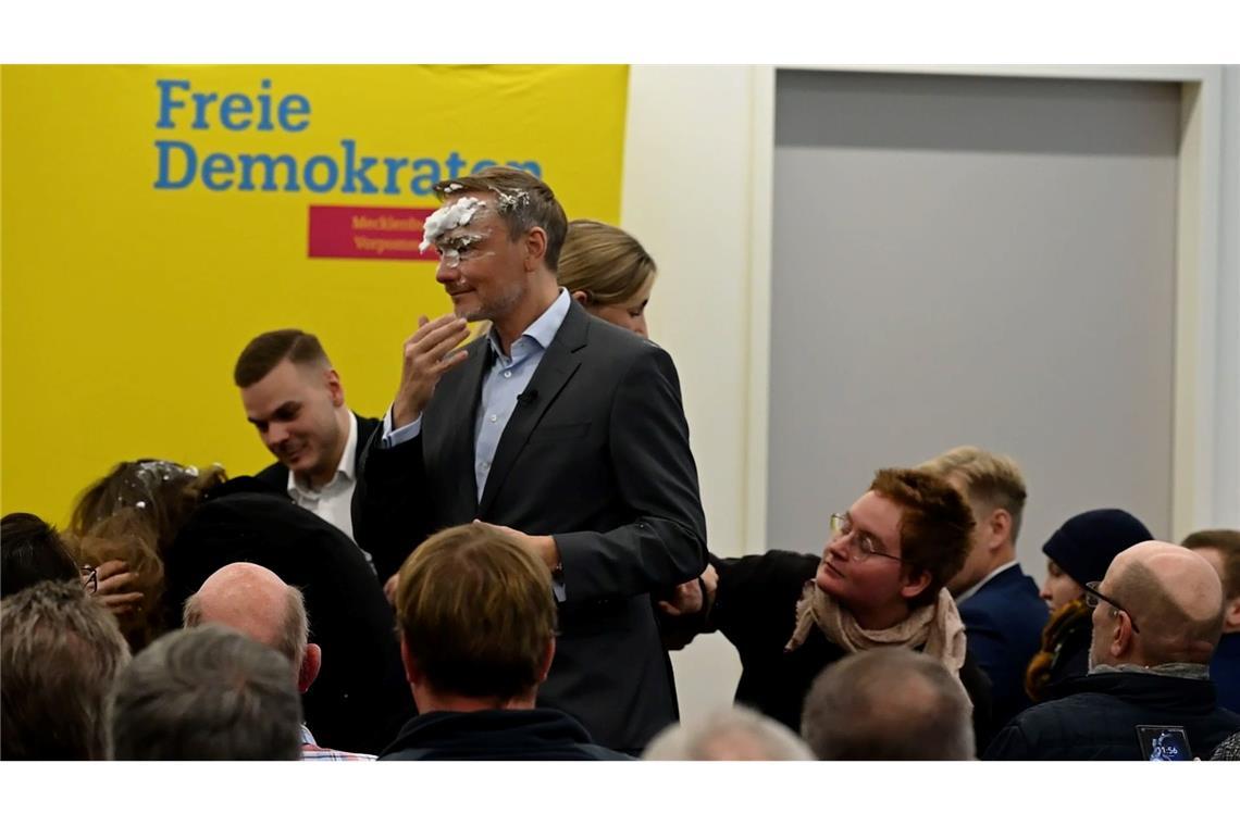 Der FDP-Vorsitzende Christian Lindner wurde mit Schaum beworfen.