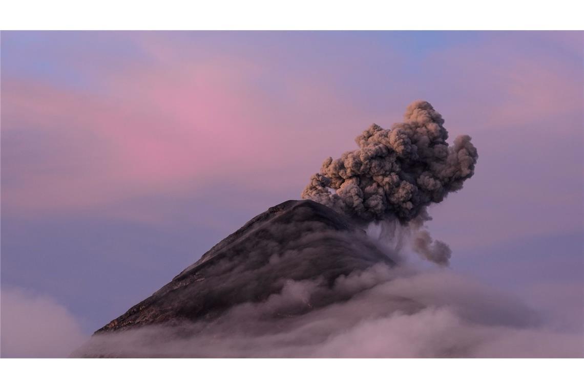 Der Feuervulkan bläst in der Nähe von Antigua eine dicke Aschewolke aus.