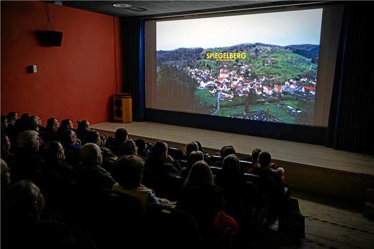 Der Film lässt die Zuschauer im Kino Murrlichtspiele am Leben in Spiegelberg teilhaben. Fotos: Alexander Becher