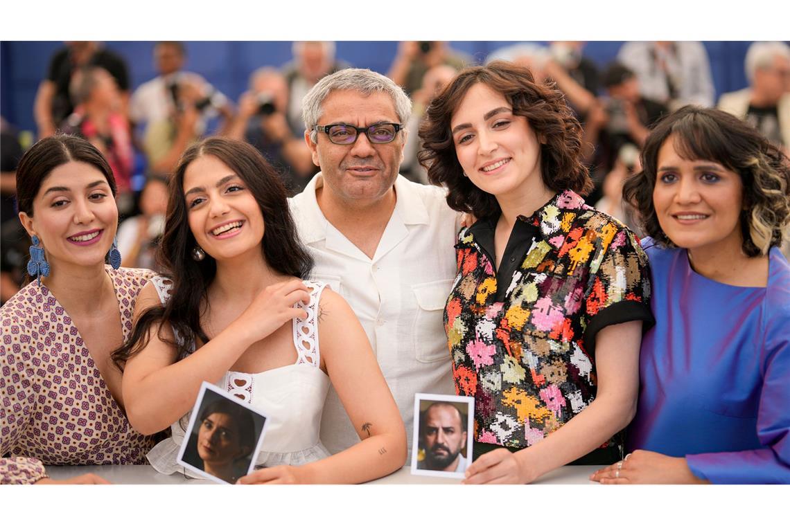 Der Film wurde heimlich im Iran gedreht. Niousha Akhshi (l-r), Setareh Maleki, Mohammad Rasoulof, Mahsa Rostami und Amineh Arani halten Fotos der Schauspieler Soheila Golestani (l), und Missagh Sareh während des Fototermins für den Film hoch. (Archivbild)