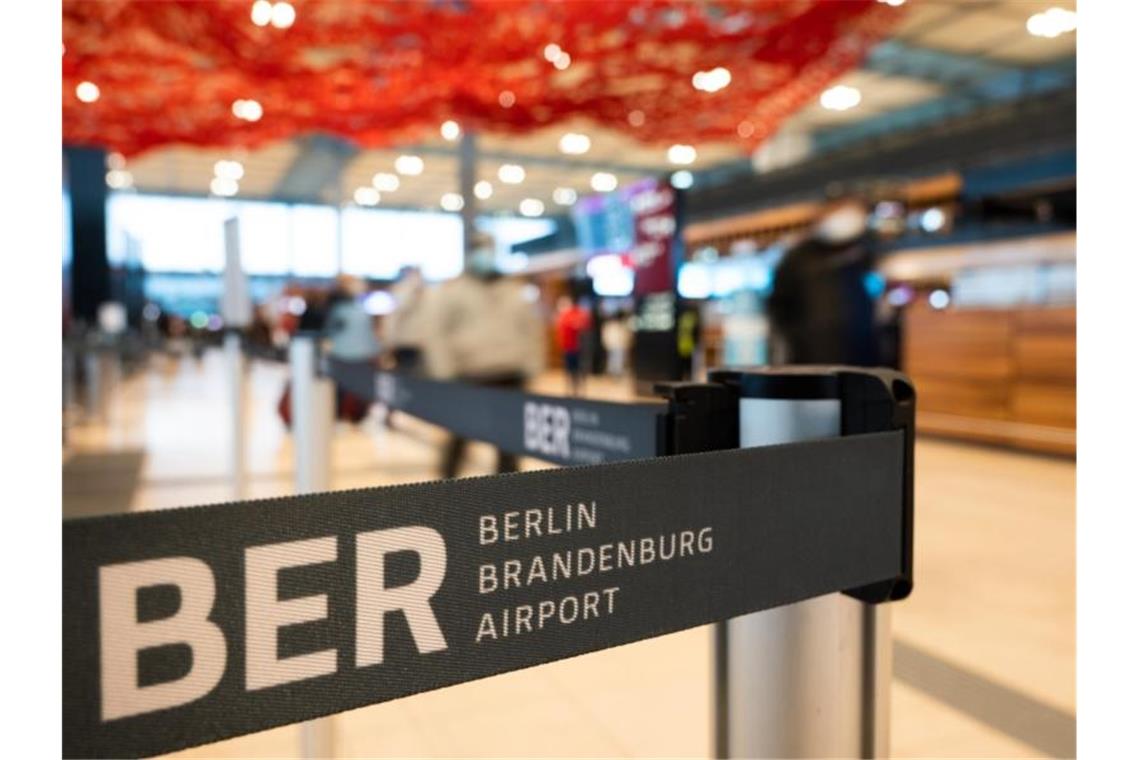 Geplante Erleichterungen bei Corona-Reiseregeln verschoben Der Flughafen Berlin Brandenburg (Symbolbild). Nach den Plänen für die Neuregelungen sollen Reiseländer nur noch als Hochrisikogebiete mit weitergehenden Auflagen bei der Rückkehr eingestuft werden, wenn dort Varianten mit „stärker krankmachenden Eigenschaften“ grassieren als Omikron. Foto: Christophe Gateau/dpa