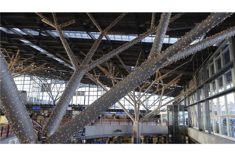 Der Flughafen Stuttgart in weihnachtlicher Beleuchtung.