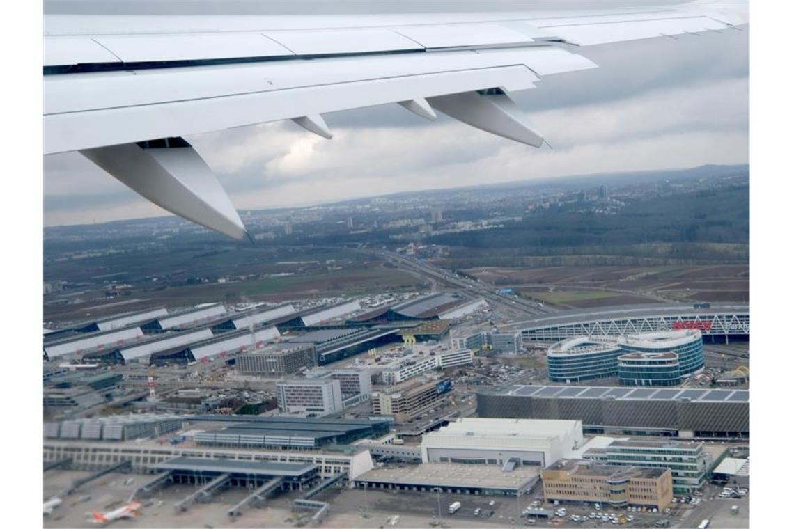 Der Flughafen Stuttgart ist aus einem startenden Verkehrsflugzeug zu sehen. Foto: Bernd Weissbrod/dpa/Symbolbild