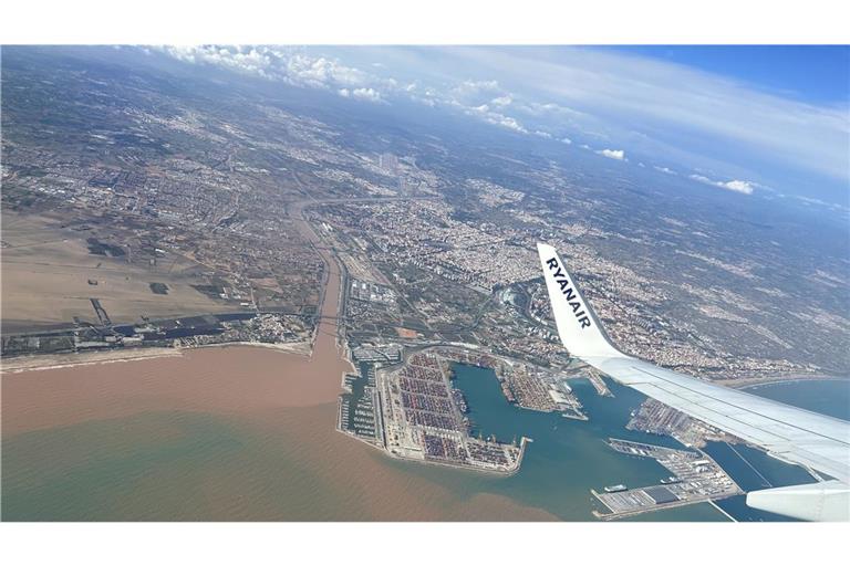 Der Fluss Turia schwemmt braune Wassermassen ins Meer. Links das betroffene Gebiet, rechts davon die intakte Altstadt und der Strand.