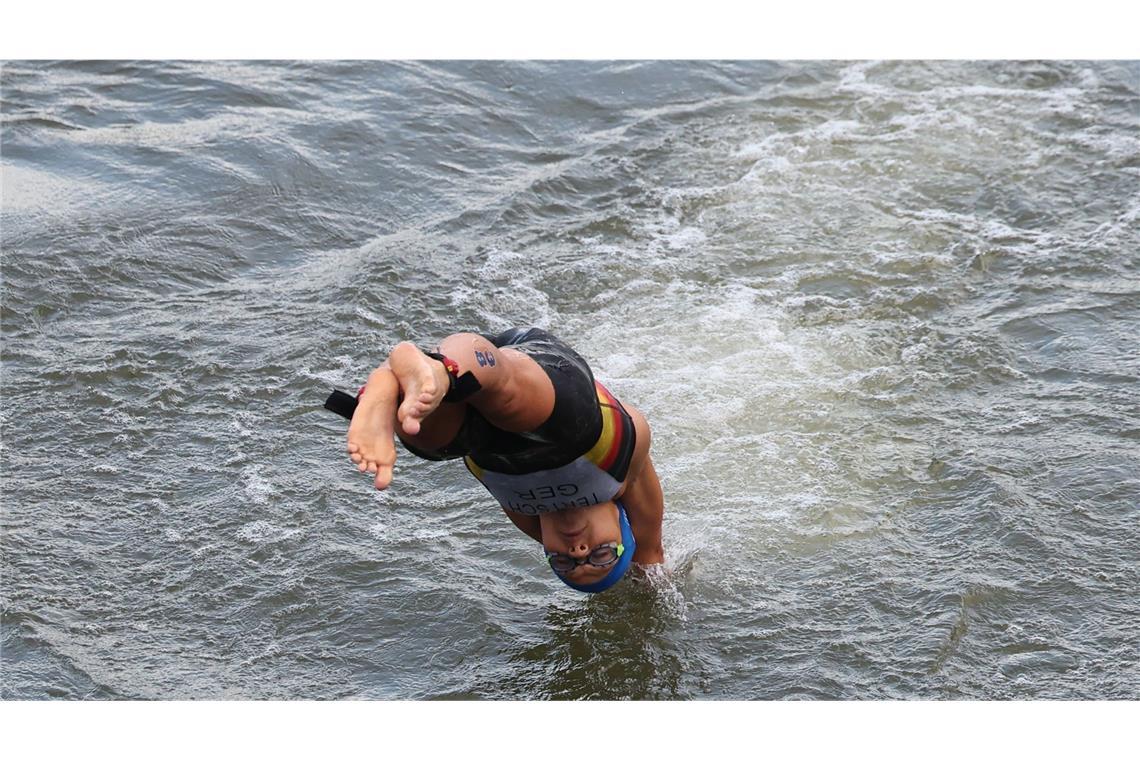 Der Fluss wurde tatsächlich beschwimmbar gemacht. Im Bild: Triathletin Lisa Tertsch aus Deutschland, die beim Triathlon-Wettbewerb am 31.7.2024 ins Wasser der Seine springt. In den Tagen zuvor war die Wasserqualität noch zu schlecht dafür gewesen.