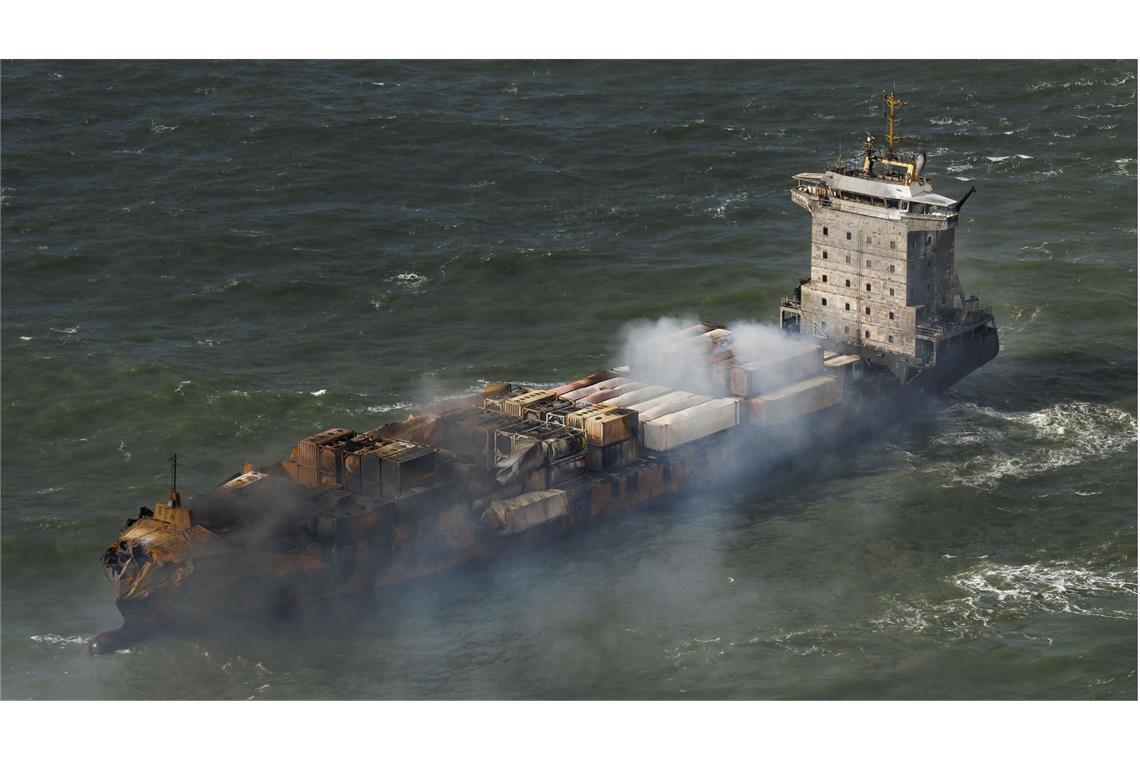 Der Frachter „Solong“ steht nach der Kollision mit der „Stena Immaculate“ noch immer in Flammen und treibt führerlos in Richtung Süden.