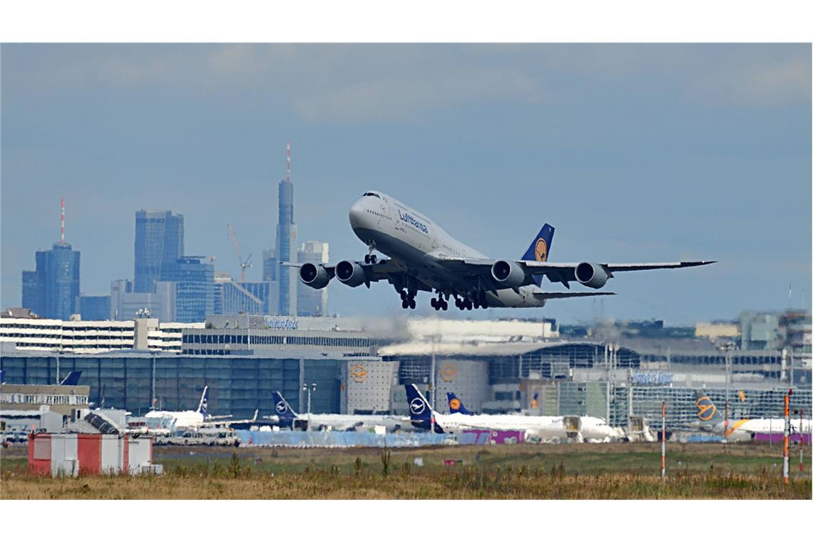 Der Frankfurter Flughafen mit der Skyline der Mainmetropole im Hintergrund. Ein mutmaßlicher früherer PKK-Funktionär wurde nach Deutschland ausgeliefert (Symbolfoto).