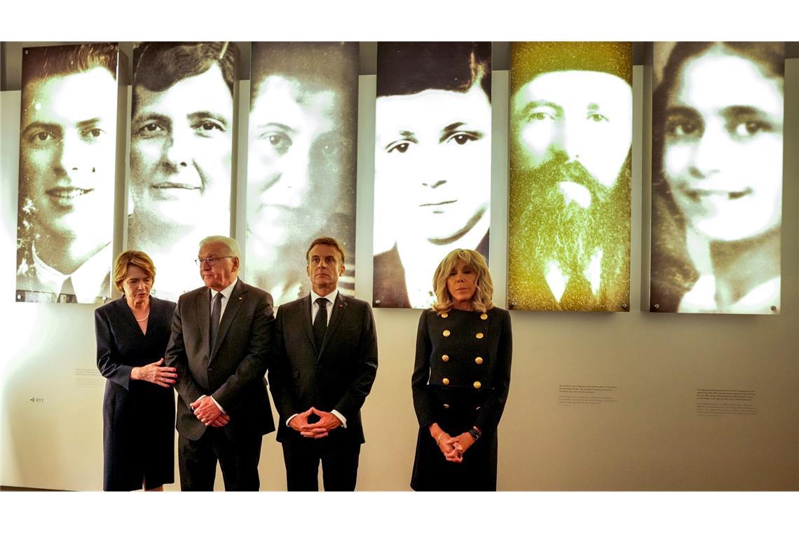 Der franzöisische Präsident Emmanuel Macron (2.v.r) besucht zusammen mit seiner Ehefrau Brigitte (r), Bundespräsident Frank-Walter Steinmeier (2.v.l) und dessen Frau, Elke Büdenbender, das Holocaust-Denkmal.