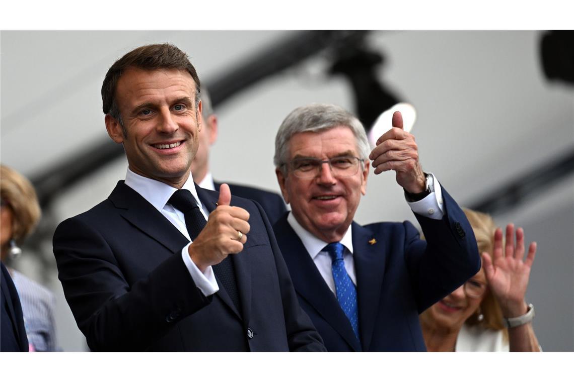 Der französische Präsident Emmanuel Macron (links) und Thomas Bach, Präsident des Internationalen Olympischen Komitees