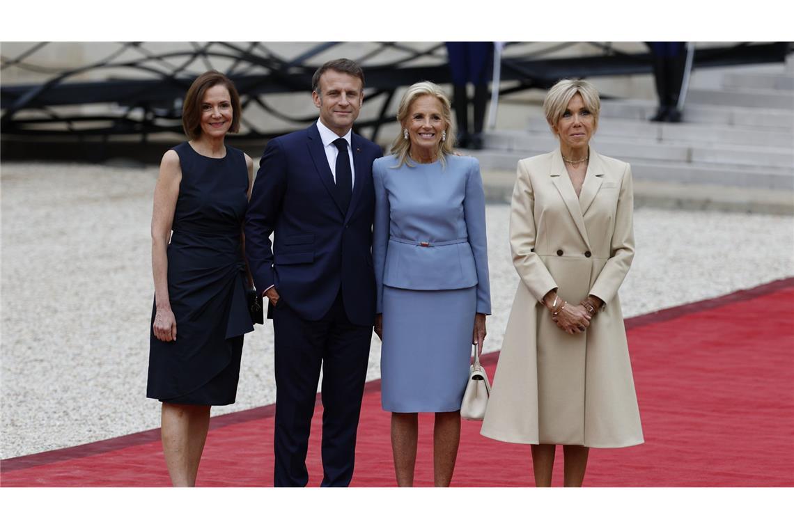 Der französische Präsident Emmanuel Macron und seine Frau Brigitte Macron (rechts) posieren mit der First Lady der USA Jill Biden (2. von rechts) und der US-Botschafterin in Frankreich, Denise Campbell Bauer